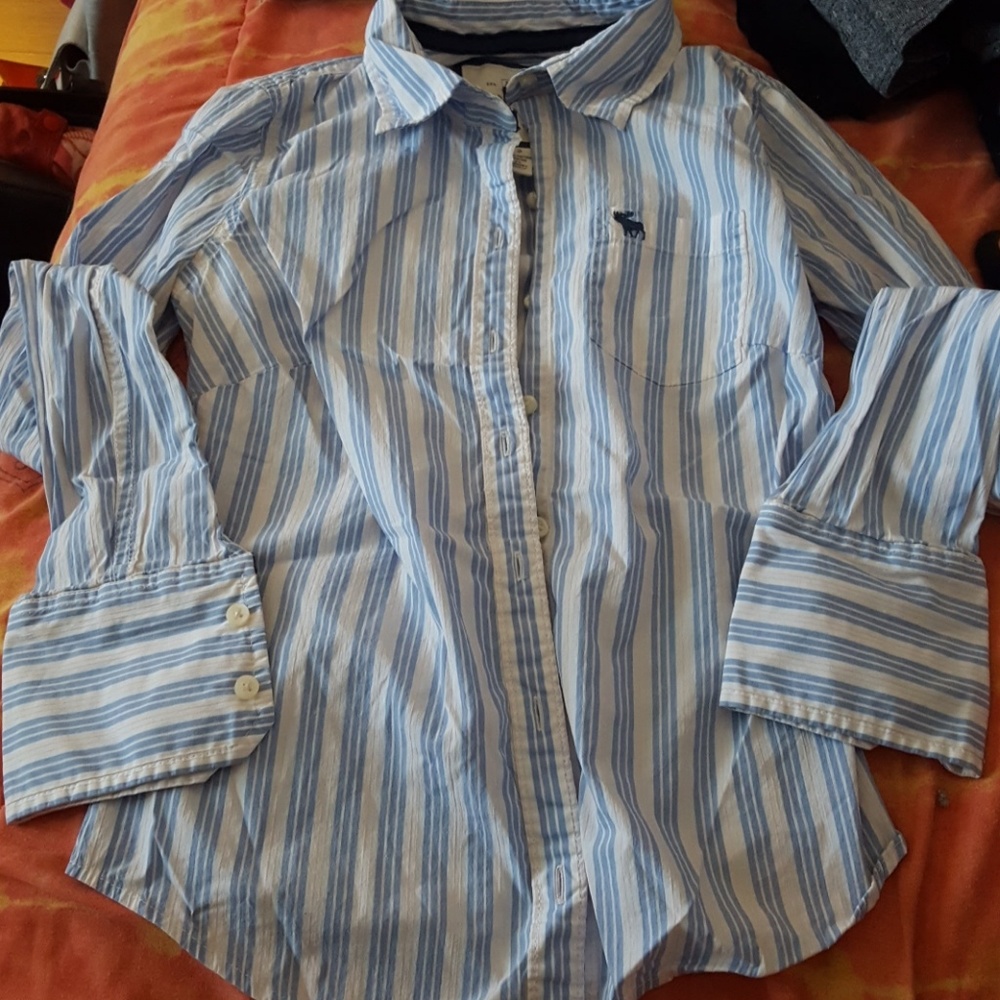 Lightweight long sleeve button down top